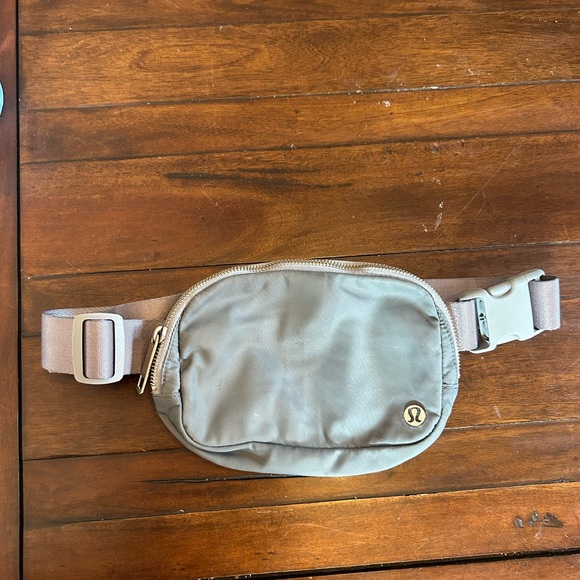Lululemon Grey & Silver Everywhere Belt Bag 1L - Picture 1 of 4
